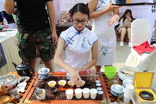 中国女生在沏茶