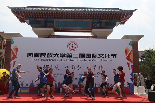 留学生们载歌载舞