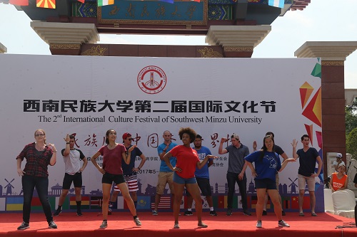 留学生们载歌载舞