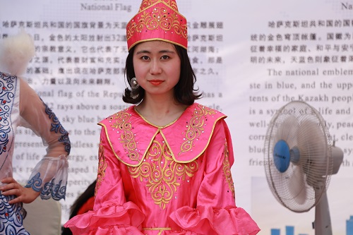 哈萨克斯坦民族服装展示
