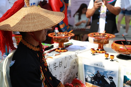 彝族老人在吟唱民族诗歌