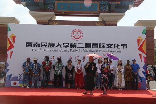 日本留学生们表演