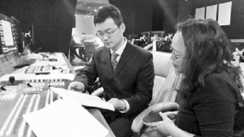 李文军(左)与《法律课堂》节目编导组讨论方案。 西南民大供图