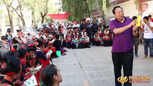 图为西南民大预科学院院长马锦卫教授在讲解