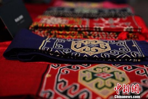 展出中的土家族织锦。钟欣 摄