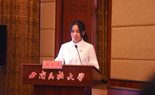 毕业生党员代表翟冠中发言