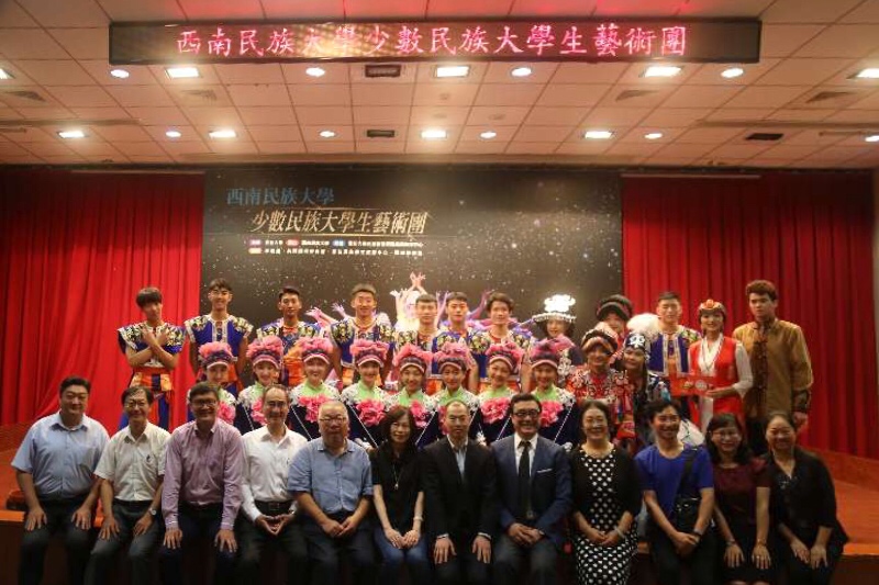 交流团一行在世新大学演出