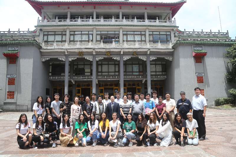 交流团一行在中国文化大学访问
