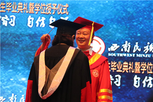 校长曾明为毕业生拨流苏