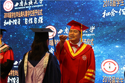 校党委书记杨敏为毕业生拨流苏