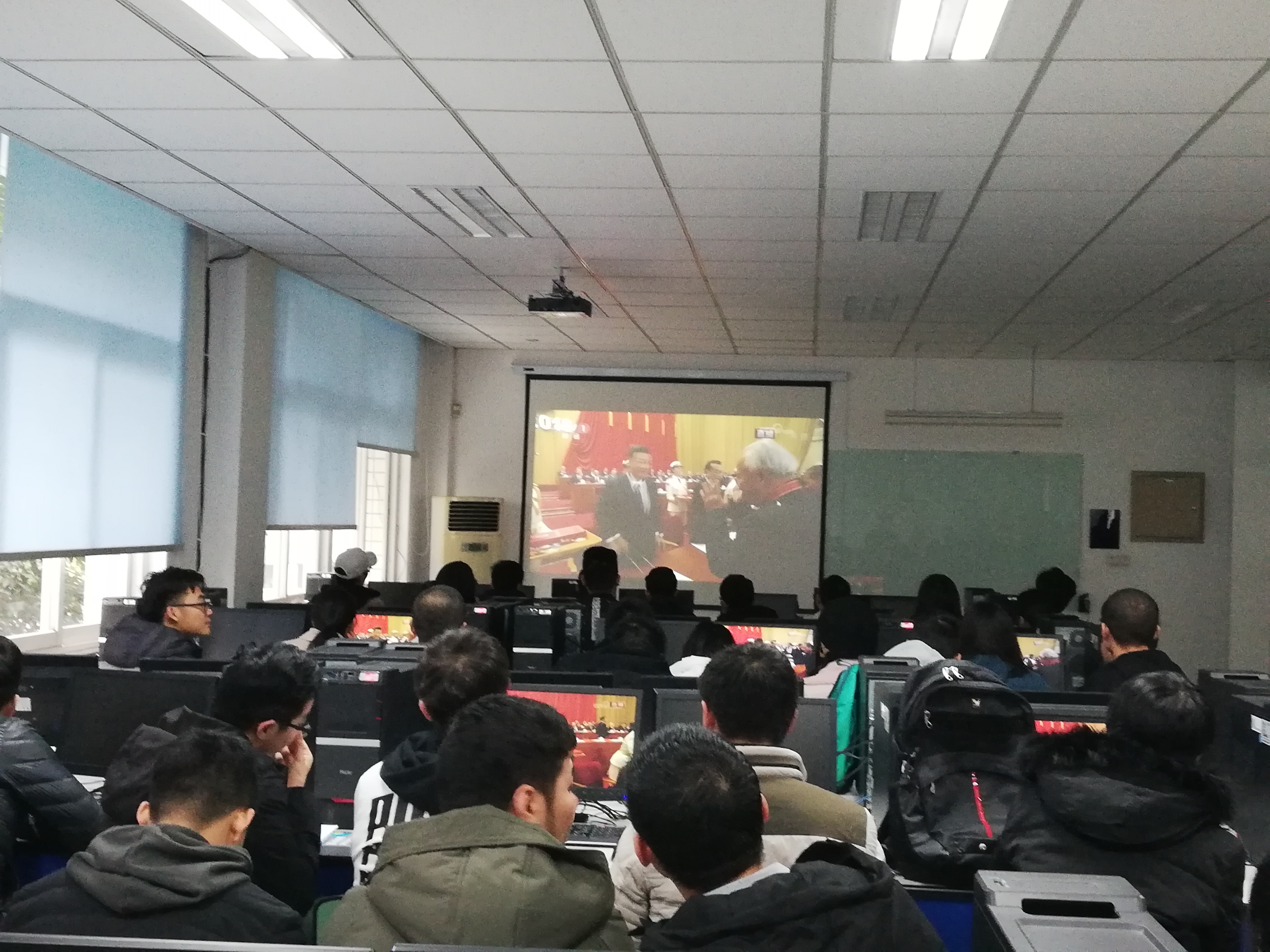 (电信学院组织研究生收看大会)