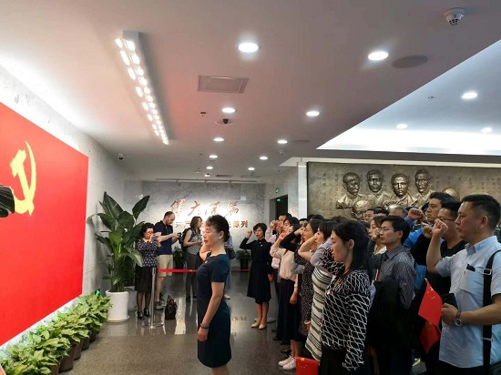 瞻仰中共一大会址,党员学员在党旗下重温入党誓词