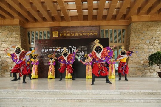 【川报观察】西南民族面具艺术巡展在甘孜州民族博物馆开幕