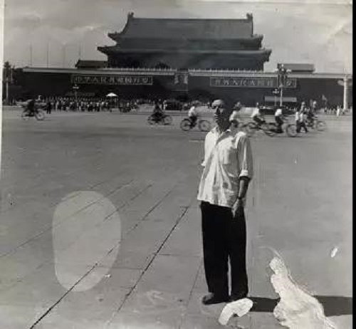 戴文杰在北京天安门广场