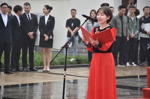 学生代表尔白提·阿力比亚提发言