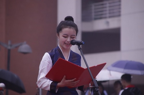 学生代表唐梦露发言