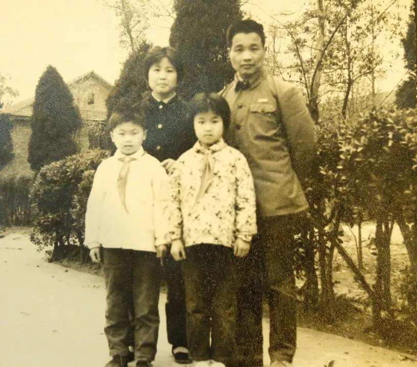 唐志远与家人合影