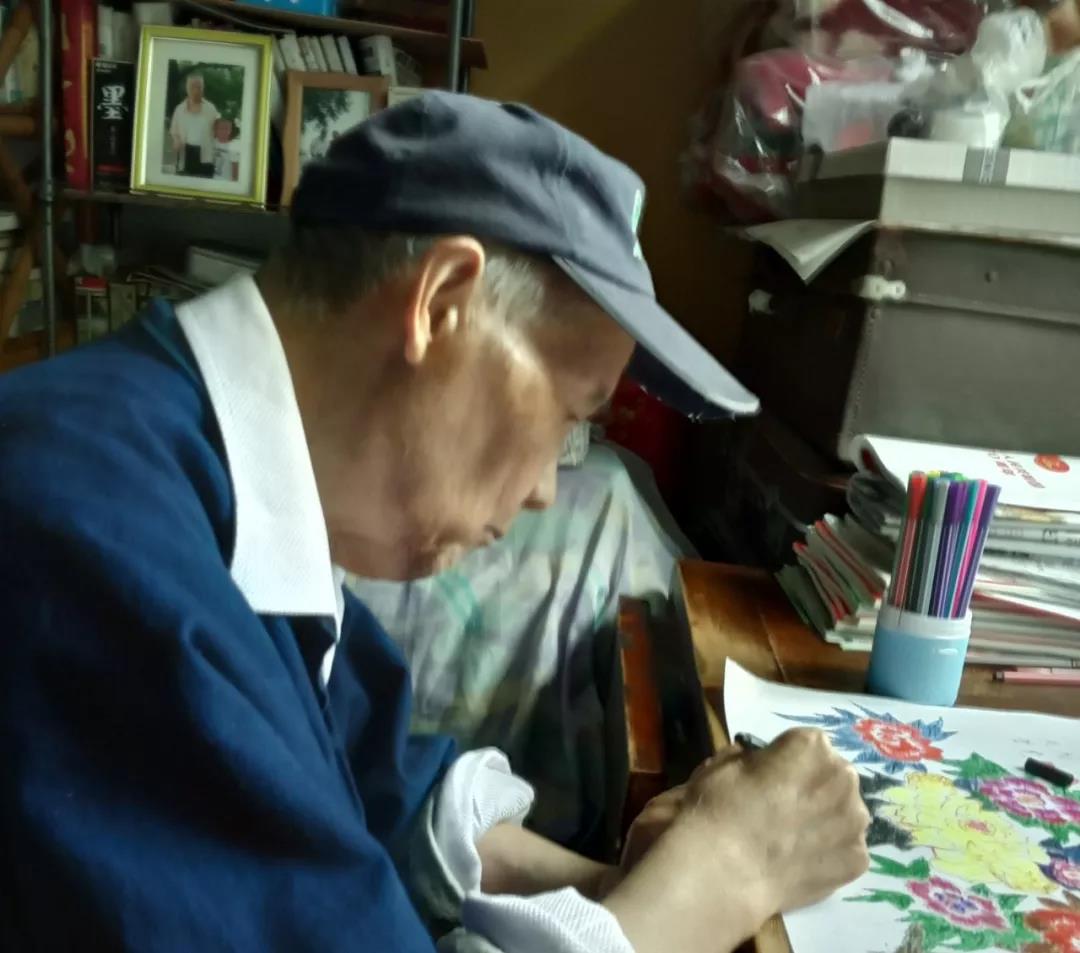 唐远志在作画