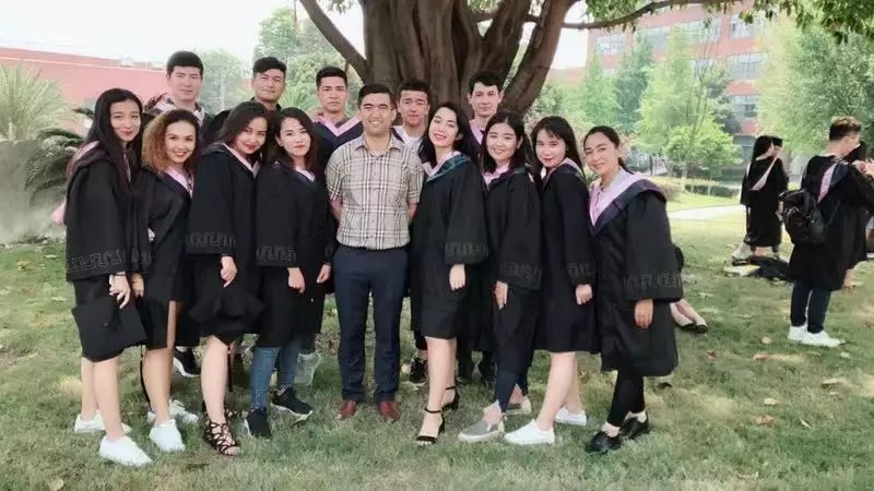 艾尔肯江·库尔班(一排左五) 与2018届学生毕业合影