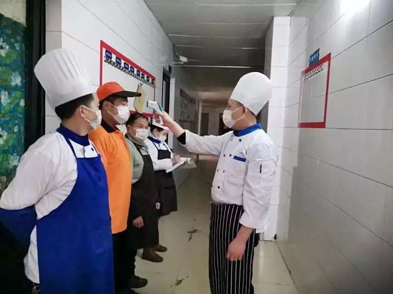 为员工测量体温
