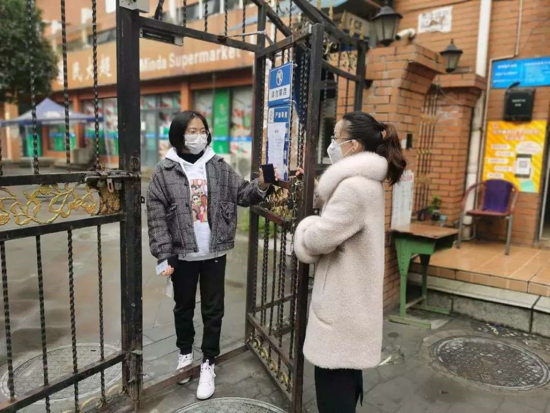 检查证件为同学开院落大门