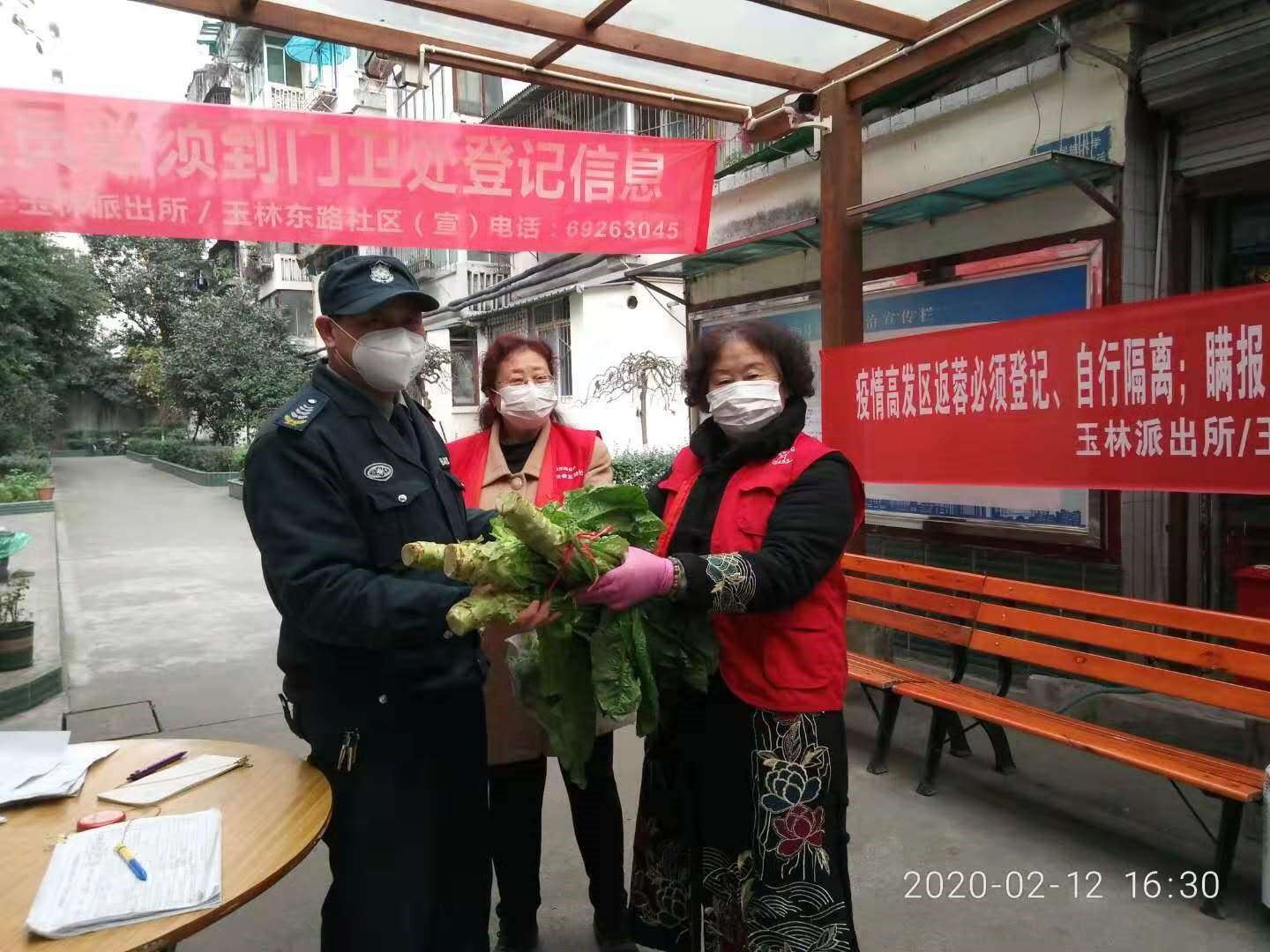 为小区住户送蔬菜