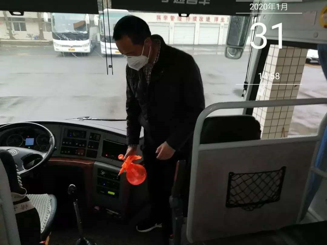 师傅为校车车厢消毒
