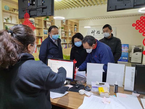 检查学生公寓24小时服务大厅工作情况