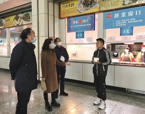 关心询问学生就餐情况