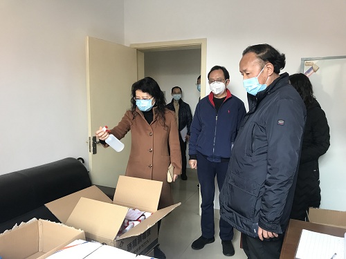 察看防疫物资储备情况