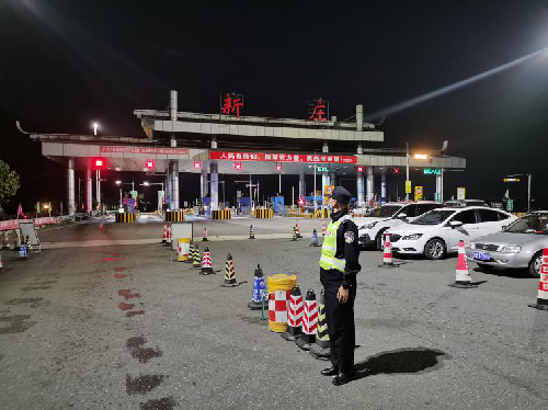 杜淼鑫正在执勤