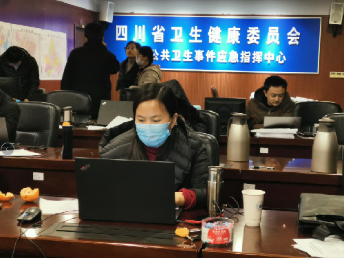 姚霞进行文案工作