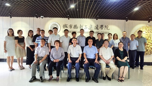 图二:校领导、四川省住建厅领导和评审专家在主会场合影留念