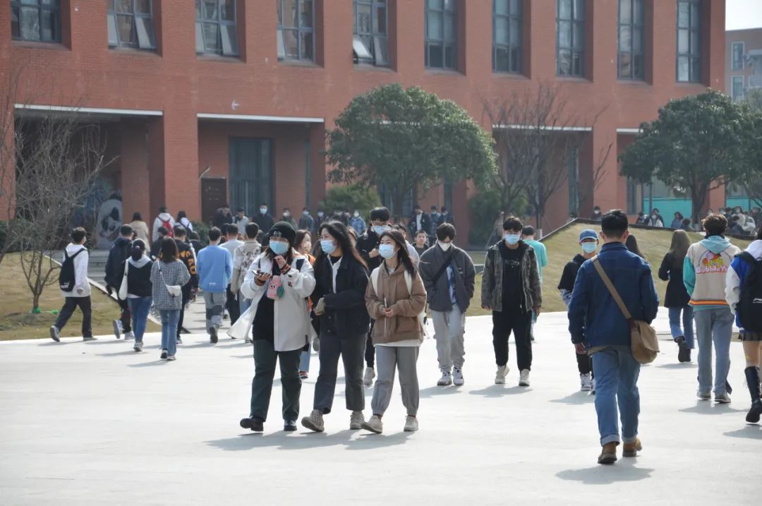 【启航新学期】春季学期第一天，民大学子展朝气
