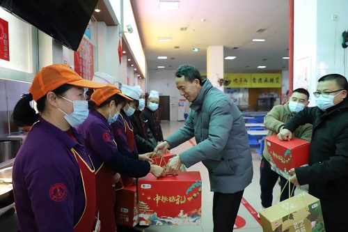 校领导看望慰问春节在岗教职员工与留校学生