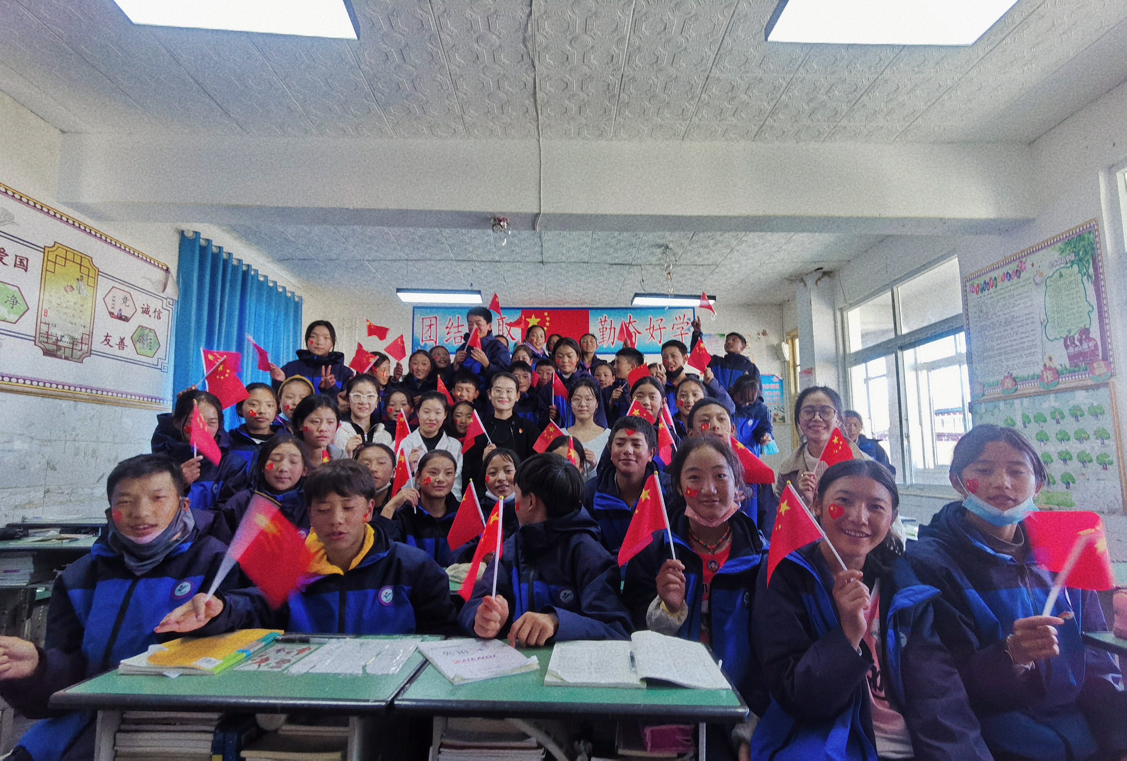 【学习贯彻党的二十大精神】与党和祖国一起向未来——西南民族大学第七届“格桑花”研究生支教团学习宣传党的二十大精神