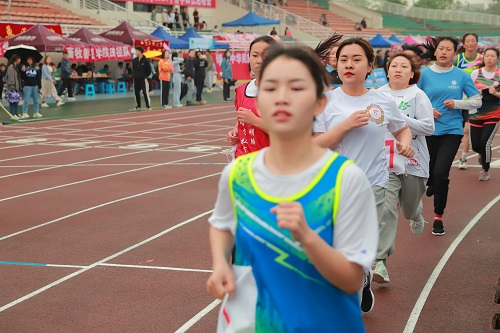 直击21校运会 学生组男子和女子0米 1500米决赛顺利结束 西南民族大学