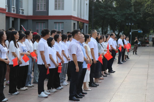 学校举行新学期升旗仪式暨“开学第一课”