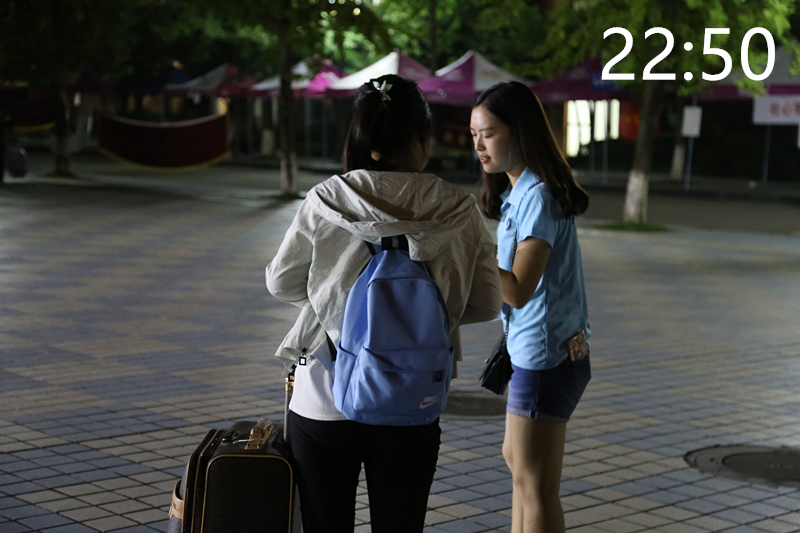 夜中,仍然在为新生引导的志愿者
