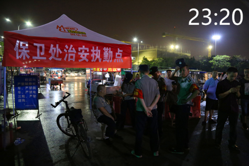 民大路口守护整个校园的执勤人员