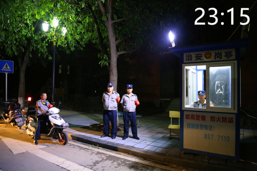 北区东门口正在值守岗位的工作人员