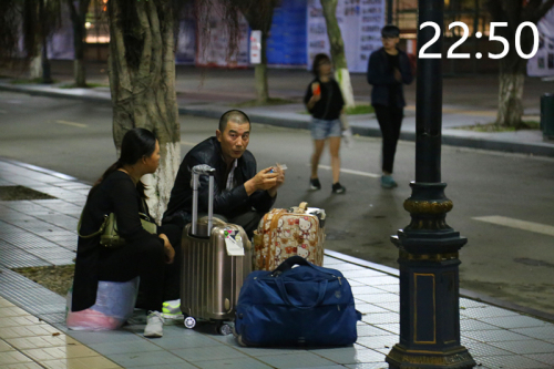 在夜中等待孩子的家长